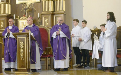 Z bp. Markiem Solarczykiem jubileuszową Mszę św. koncelebrowali (od lewej): ks. Artur Kowalczyk i ks. Krzysztof Badeński.