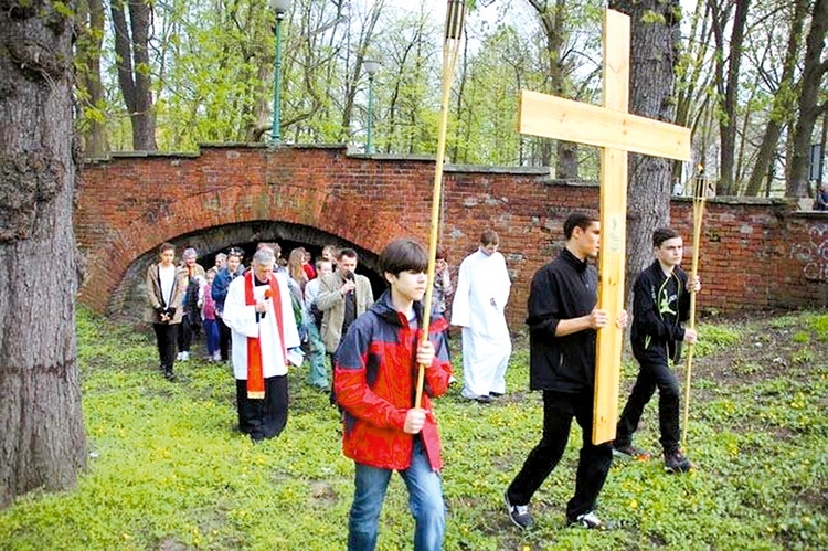 Nabożeństwo w parku dzikowskim przez lata prowadził nieżyjący już ks. Michał Józefczyk.