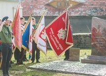 W asyście pocztów sztandarowych złożono kwiaty pod pomnikiem kresowian.