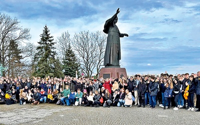 Abiturienci odprawili Drogę Krzyżową na wałach jasnogórskich i wysłuchali konferencji Dobromira „Maka” Makowskiego.
