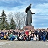 Abiturienci odprawili Drogę Krzyżową na wałach jasnogórskich i wysłuchali konferencji Dobromira „Maka” Makowskiego.