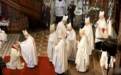 Nałożenie rąk na głowę wyświęcanego przez wszystkich zgromadzonych biskupów było centralnym momentem liturgii święceń.