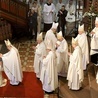 Nałożenie rąk na głowę wyświęcanego przez wszystkich zgromadzonych biskupów było centralnym momentem liturgii święceń.