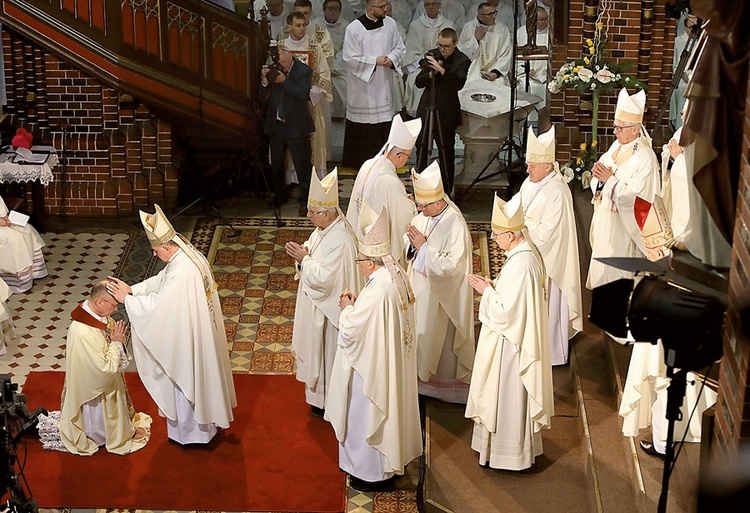 Nałożenie rąk na głowę wyświęcanego przez wszystkich zgromadzonych biskupów było centralnym momentem liturgii święceń.