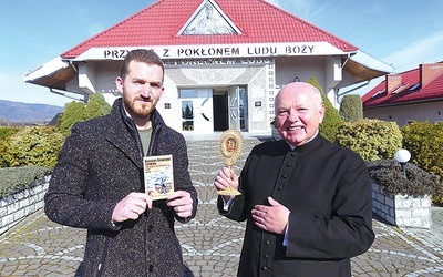 Damian Stawicki i ks. Kazimierz Hanzlik z relikwiami patrona od rzeczy zagubionych.