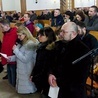 Małżonkowie z oazy rodzin podczas nabożeństwa Drogi Krzyżowej w koniakowskim kościele.