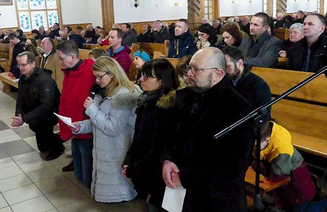 Małżonkowie z oazy rodzin podczas nabożeństwa Drogi Krzyżowej w koniakowskim kościele.
