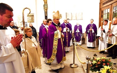▲	Modlitwa przy biskupim grobie w kruchcie katedry.