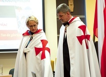 ▲	Charakterystyczne płaszcze zakładają jedynie od święta.