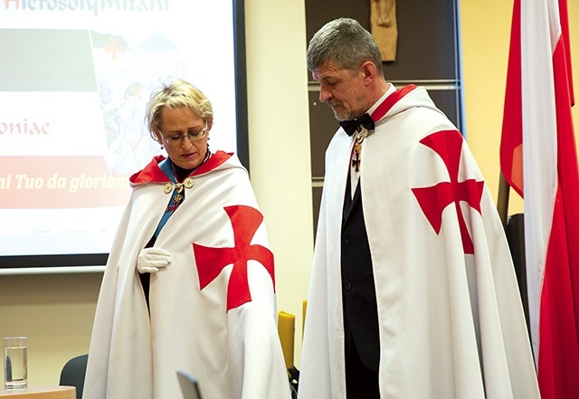 ▲	Charakterystyczne płaszcze zakładają jedynie od święta.