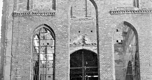 	27 marca 1945 r. czerwonoarmiści podłożyli ogień w kościele św. Józefa w Gdańsku, paląc żywcem ponad 100 wiernych (głównie kobiety, dzieci i starców). W wyniku pożaru zniszczone zostały dachy i sklepienia oraz prawie całe wyposażenie wnętrza.