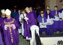 	W nabożeństwie uczestniczyli biskupi S. Oder i J. Kopiec.