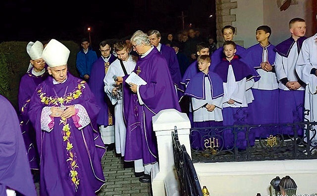 	W nabożeństwie uczestniczyli biskupi S. Oder i J. Kopiec.