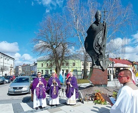 ▲	W Rawie Mazowieckiej pod pomnikiem papieża spotkali się proboszczowie i ludzie ze wszystkich miejskich parafii.