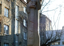 ▲	Rzeźba stoi w podwórzu między ul. Łowicką 51, Fałata 2 i Narbutta 82.