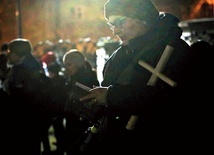 ▲	Uczestnicy nabożeństwa wyruszyli na wybrany szlak z własnym krzyżem.