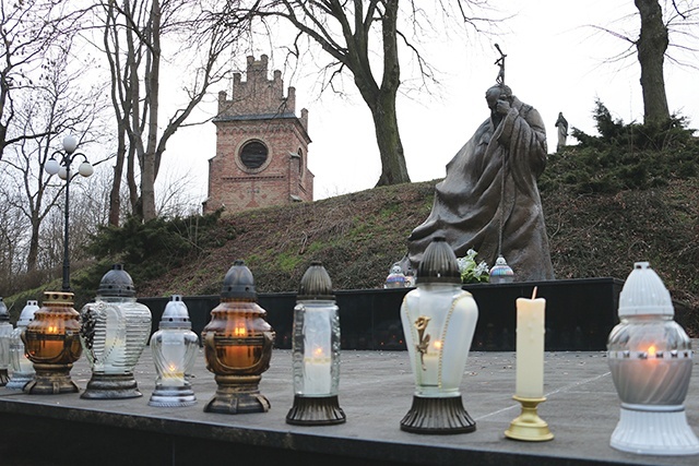 Z różnymi formami upamiętnienia papieża wychodzą często środowiska katolików świeckich.