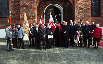 Uczestnicy uroczystości przed kościołem farnym.