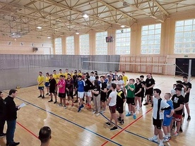 Rozgrywki odbyły się w hali miejscowej szkoły.