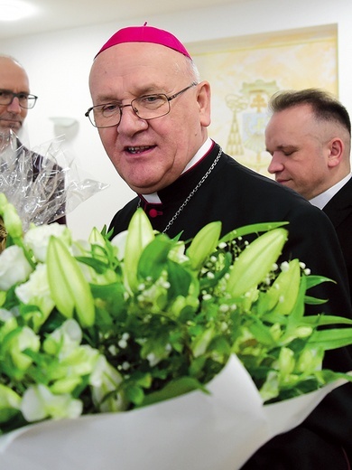 Po Eucharystii goście przeszli do kurii, gdzie złożyli życzenia imieninowe metropolicie warmińskiemu. Więcej zdjęć na: www.olsztyn.gosc.pl.