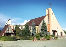 Kościół dominuje w zabudowie wsi.