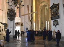 Krzyż staje w Koronie Gdańska.