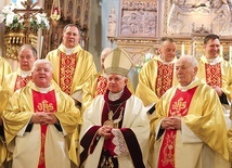 Abp M. Mokrzycki ze Lwowa z kapłanami na inauguracji jubileuszowego czasu.