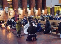 Modlitwa przy krzyżu w ramach dekanalnych spotkań młodzieży „misja:10”.