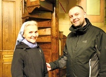 ▲	Choć minęło ponad 30 lat od tamtych wydarzeń, siostra Nulla nie przestaje dziękować i opowiadać o doznanej łasce. Na zdjęciu z ks. Markiem Wiśniewskim, który zaprosił ją  do Mławy na spotkanie z młodzieżą.