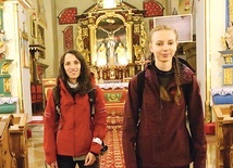 Przed wyjściem w trasę. Gabriela Wolak (liderka rejonu Trzciana EDK) i Aneta Dyrdał.