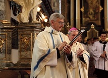 ▲	Kapłan posługuje chorym od 25 lat.