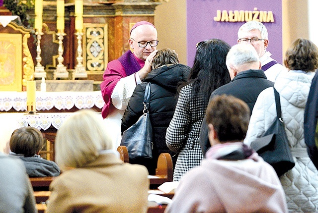 Biskup udzielał indywidualnego błogosławieństwa.