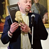 Dyrektor muzeum ks. dr Zbigniew Czernik zaprezentował publikację.