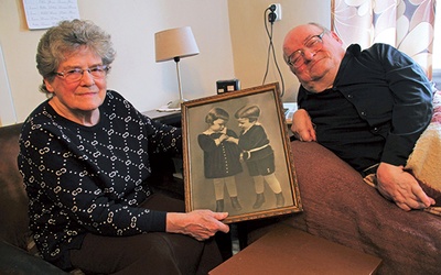 ▲	Bliźnięta Helena i Konrad ze swoim zdjęciem sprzed ponad 80 lat.