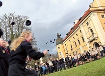 ▲	Skautowe berety poleciały na apelu wysoko w górę z okrzykiem: „Ad Mariam Europa!”.