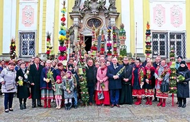 Ręcznie robione kwiaty, ogrodowy bukszpan, słomianki,  zboża i bazie – to wszystko tworzy kolorowe słupy.