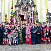 Ręcznie robione kwiaty, ogrodowy bukszpan, słomianki,  zboża i bazie – to wszystko tworzy kolorowe słupy.