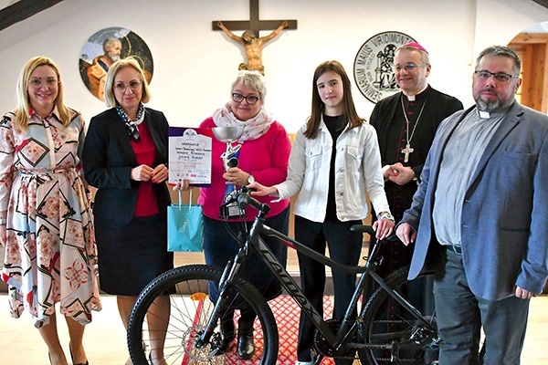 Laureaci pierwszego miejsca otrzymali rowery. Biskup Tadeusz Lityński zaprosił też uczestników  wraz z rodzicami na obiad w Domu Biskupim. Na zdjęciu: laureatka młodego biblisty.