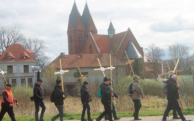 ⊲	Pątnicy wyruszyli spod kościoła pw. Niepokalanego Poczęcia NMP.