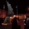 ▲	W Łowiczu, zgodnie z tradycją, przed pomnikiem Jana Pawła II z wiernymi modlili się łowiccy biskupi.