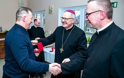 	11 osób zasłużonych dla wspólnoty parafialnej otrzymało jubileuszowe medale. 