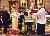 ▲	Sakrament można przyjąć w Wigilię Paschalną.