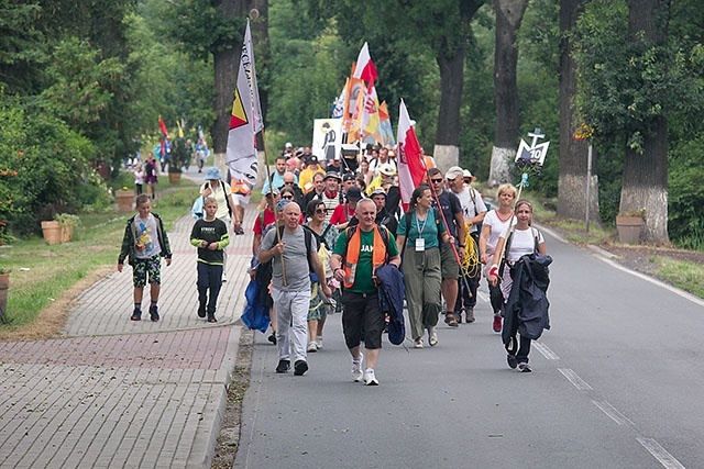 	Na pielgrzymkowym szlaku zawiązuje się bliska relacja pomiędzy członkami grupy.