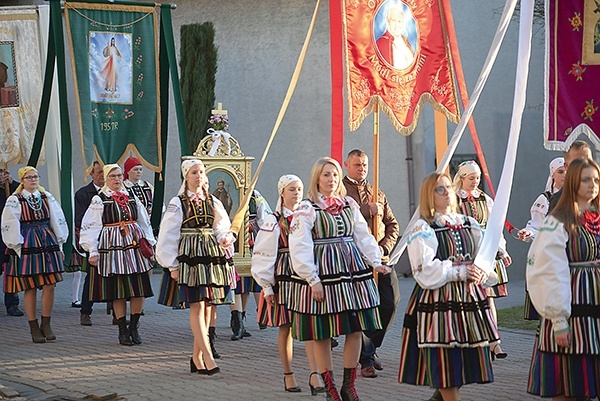 W procesji rezurekcyjnej w Opocznie nie brak uczestników, którzy na ten poranek zakładają regionalne stroje.