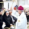 	W klasztorach, poza dużym skupieniem nad duchowym charakterem Paschy, są również obrzędy znane świeckim, np. udział w święceniu pokarmów, ale również zaskakujące tradycje.