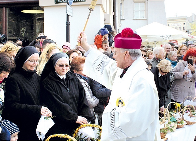 	W klasztorach, poza dużym skupieniem nad duchowym charakterem Paschy, są również obrzędy znane świeckim, np. udział w święceniu pokarmów, ale również zaskakujące tradycje.