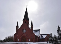 ▲	Kościół zbudowano według projektu Wiesława Kupścia.