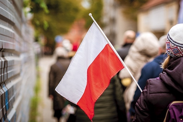 ▲	Fundacja „Słowo” wraz z Akcją Katolicką zachęcają do wywieszania flagi narodowej.