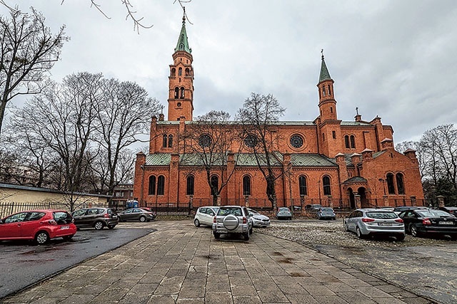 Dom katechetyczny powstałby na odzyskanym przez parafię terenie, w miejscu dzisiejszego parkingu.