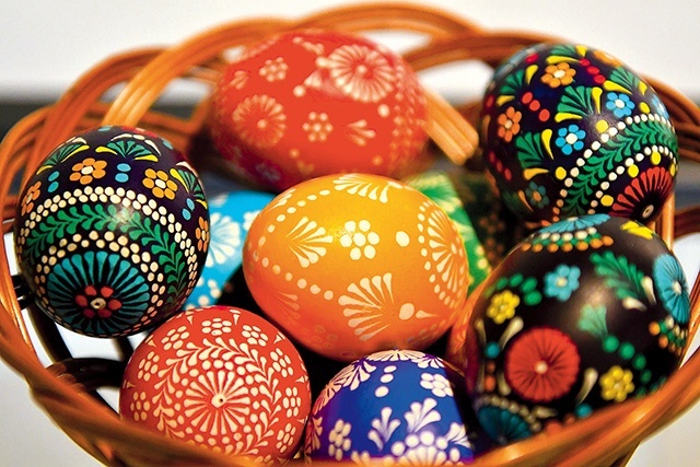 Kolorowe jajka są w chrześcijaństwie symbolem radości  ze zmartwychwstania Jezusa Chrystusa,  który nieodwracalnie pokonał śmierć  i jest Panem życia!